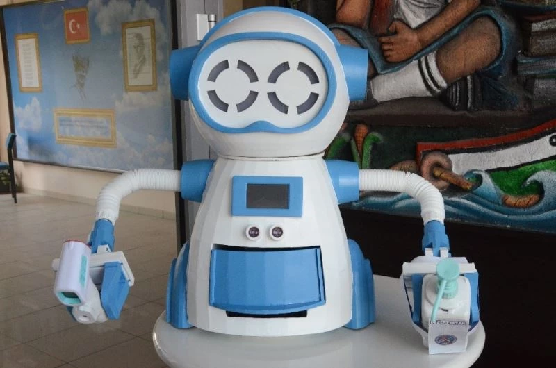 Bu robot ateş ölçüyor, dezenfektan sıkıyor, maske veriyor
