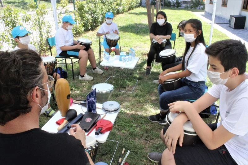 Çocuklar açık havada enstrüman çalmayı öğrenip moral buluyor
