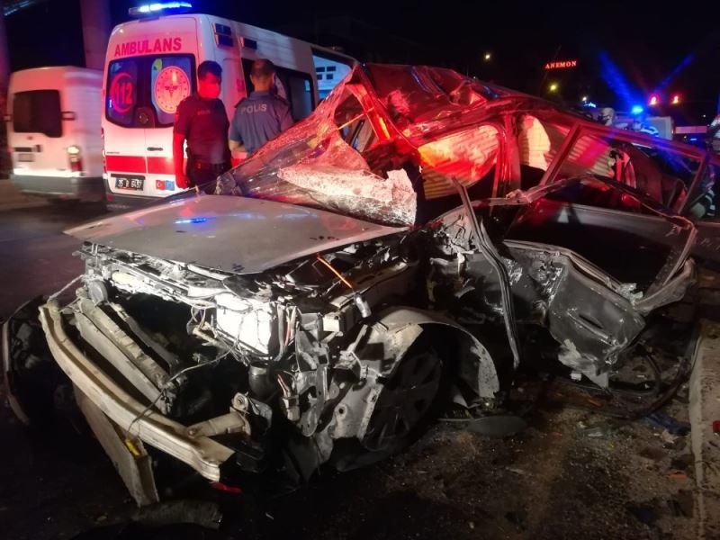 İzmir’de feci kaza: 1’i ağır, 3 yaralı
