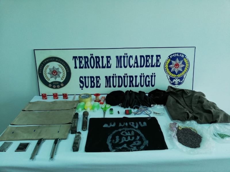 Bursa’da eylem hazırlığında olduğu belirlenen DEAŞ militanı B.A. yakalandı. Şahsın evinde yapılan aramada intihar yeleği ile çeşitli materyaller ele geçirildi
