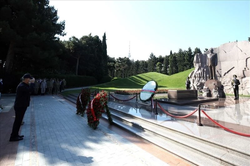 Milli Savunma Bakanı Akar ve TSK Komuta Kademesi Bakü’de şehitlik ziyaret etti
