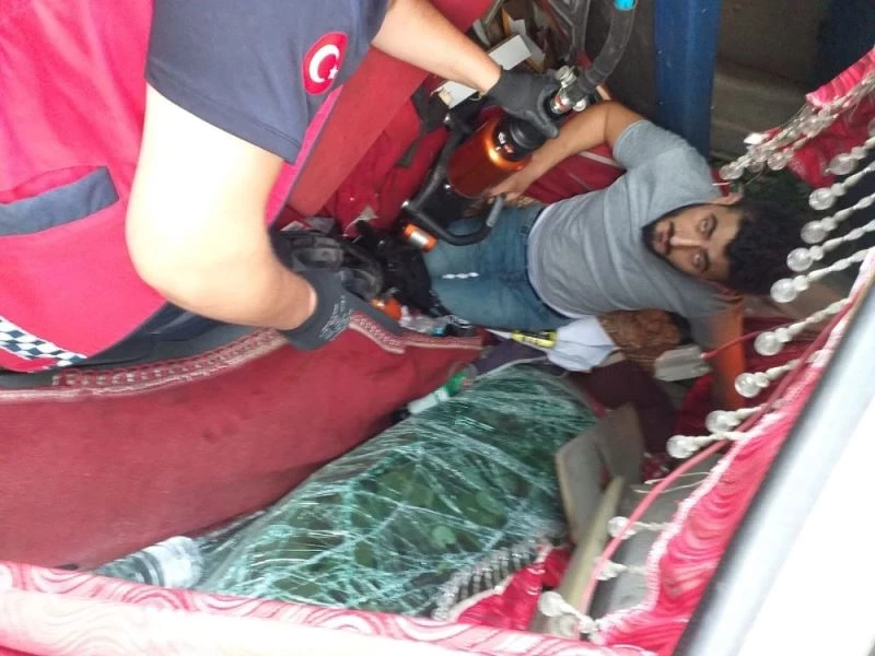 D650 karayolunda çarpışan kamyon ve kamyonet uçuruma yuvarlandı: 2 yaralı
