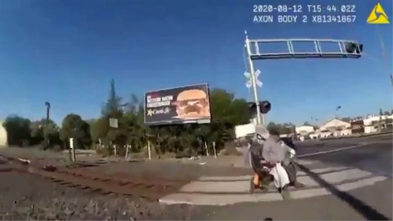 ABD’de tekerlekli sandalyesi ile raylara sıkışan adam son anda kurtarıldı
