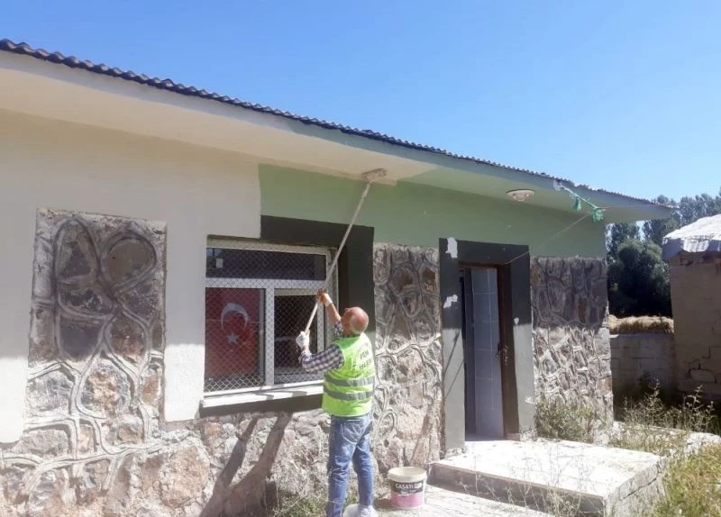 Van büyükşehir belediyesi okulları onarıyor
