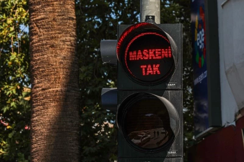 Denizli’de trafik ışıklarıyla ’Maskeni Tak’ çağrısı
