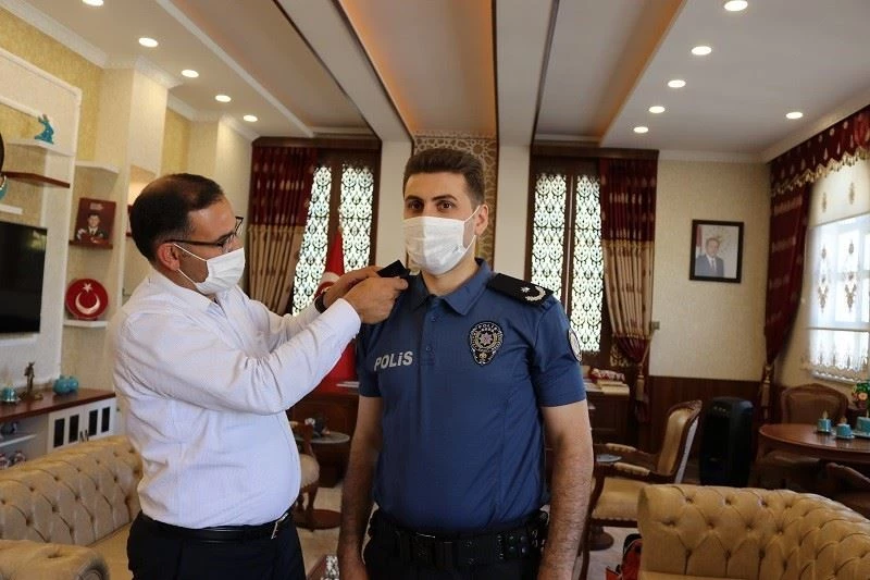 Terfi eden ilçe emniyet amiri Kırtıl’ın apoletlerini Kaymakam Sayar taktı
