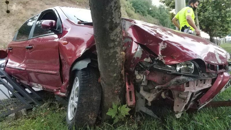 Samsun’da otomobil korkuluklara ve ağaca çarptı: 1 yaralı
