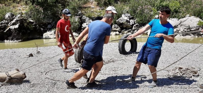 Hazırladıkları Survivor parkurunda hem yarışıyor hem eğleniyorlar
