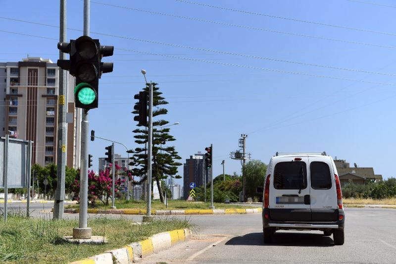 Büyükşehir Belediyesi, 20. Caddedeki kavşağa trafik sinyalizasyon sistemi kurdu
