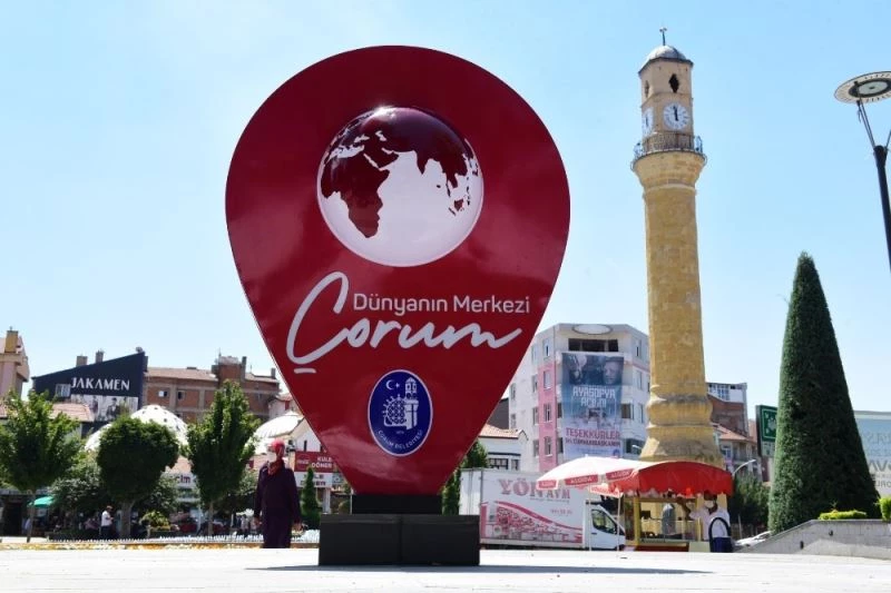 Hürriyet meydanı’na yeni totemler yerleştirdi
