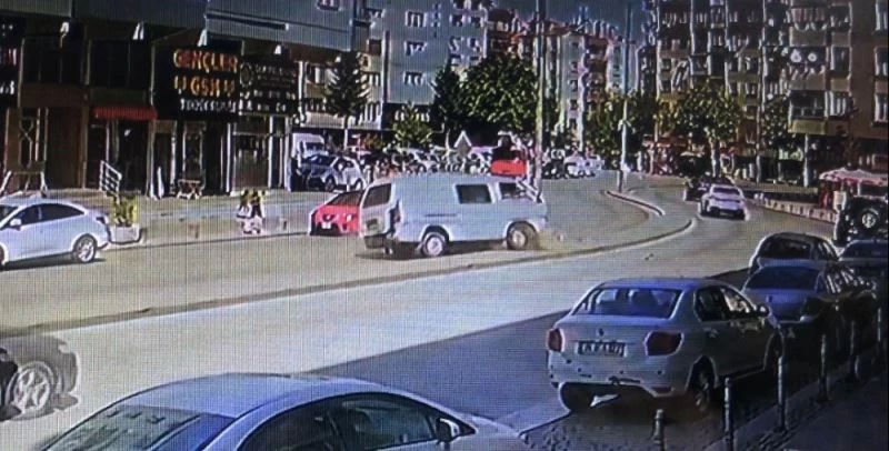 Tansiyonu düşen sürücü refüjdeki elektrik direğine çarptı
