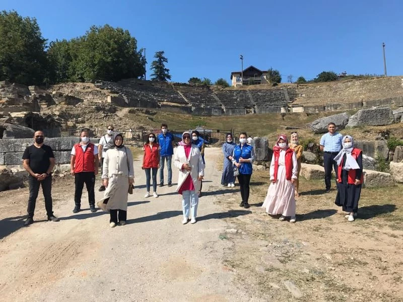 Yarışmaya katılacak gençler Antik kenti incelemede bulundu
