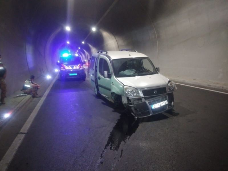 Tünel duvarına çarpan araç sürücüsü yaralandı
