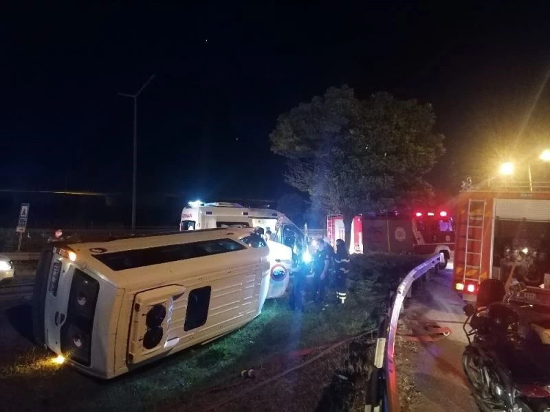 D-100’de güvenlik görevlilerini taşıyan minibüs servisi devrildi: 6 yaralı
