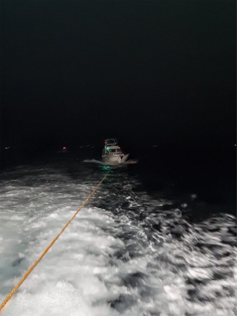 Sedef Adası açıklarında bir teknede sürüklenen 3 kişi kurtarıldı
