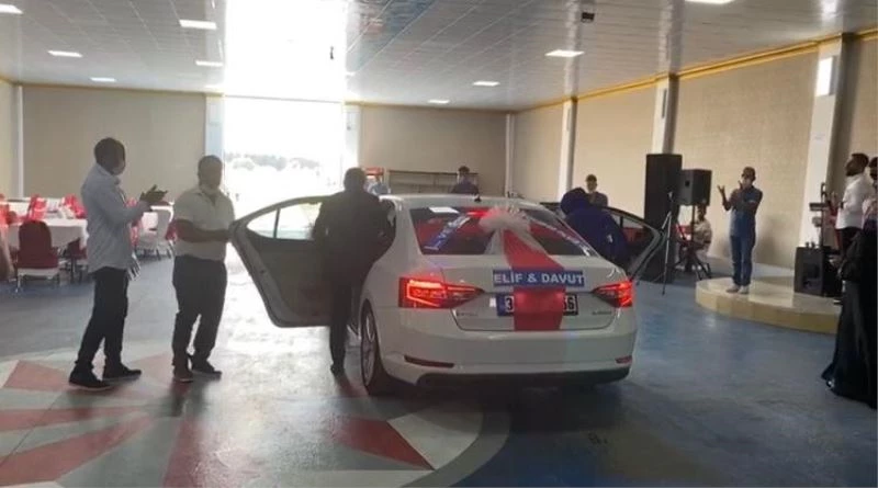 Damat gelini araçla dans pistine kadar getirdi
