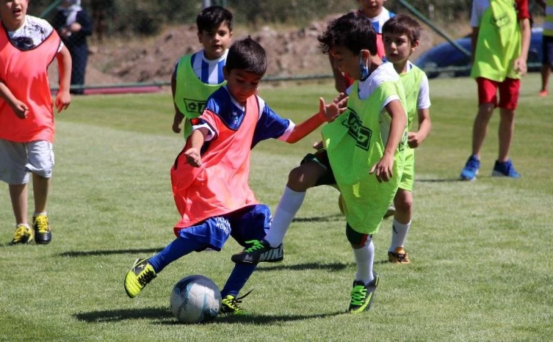 Futbol seçmelerinde çocuklar sahada, veliler dışarıda terledi

