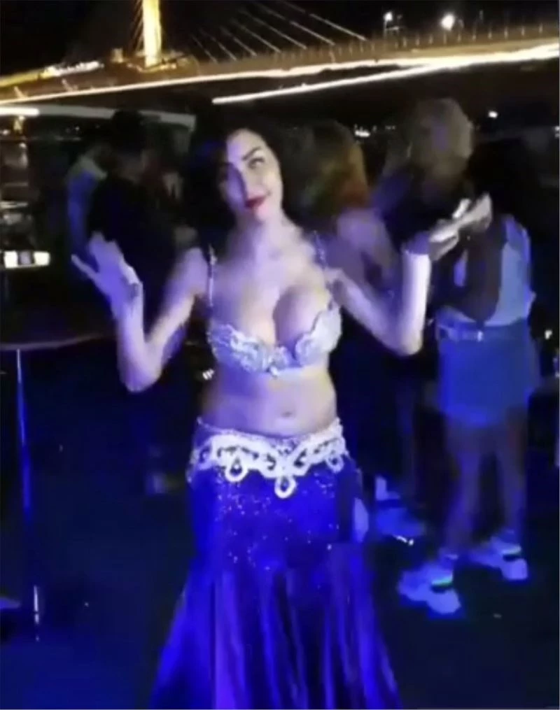 (Özel) İstanbul Boğazı’nda salgına rağmen “dansözlü” yat partileri kamerada
