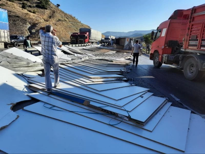 Sunta yüklü tır devrildi: 1 yaralı
