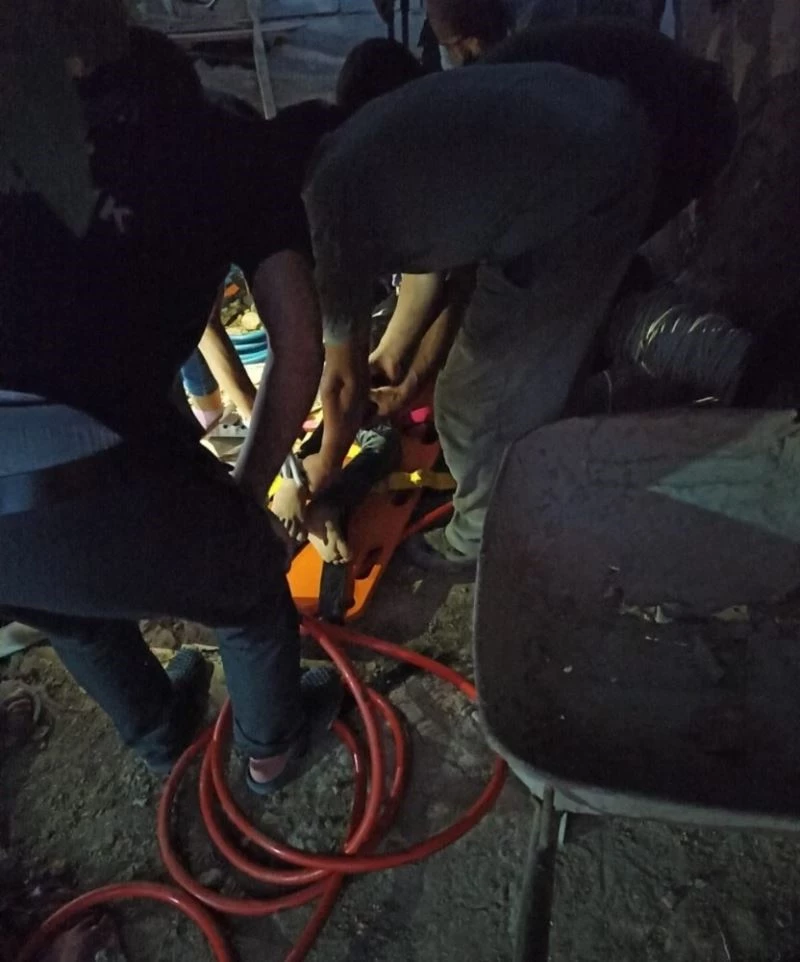 Mardin’de bir çocuk damdan düşüp ayağına şiş saplandı
