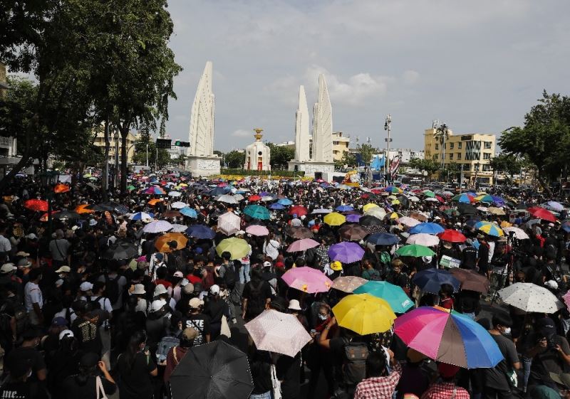 Tayland’da hükümet ve monarşi karşıtları sokağa indi
