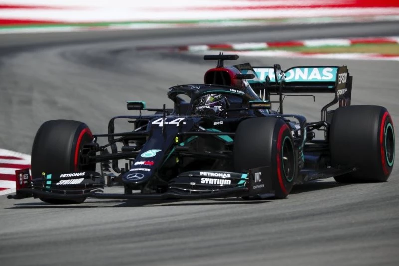 Barcelona’da da Lewis Hamilton zirvede
