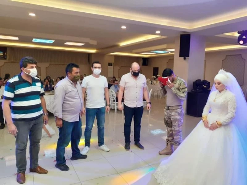 Damatlık yerine askerî üniforma giydi
