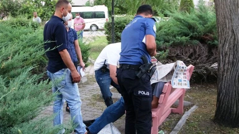 Ölüm yaşlı adamı gazete okuduğu bankta otururken yakaladı
