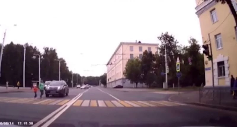 Rusya’da aşırı hızla seyreden araç hamile kadınla çocuğuna çarptı
