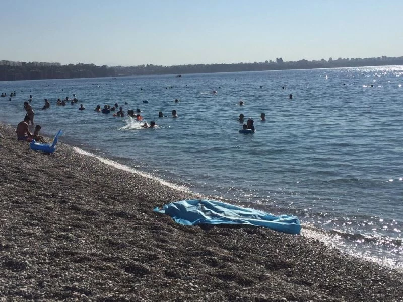 Denizde ölü bulunan yaşlı adamdan geriye bastonu ve kıyafetleri kaldı

