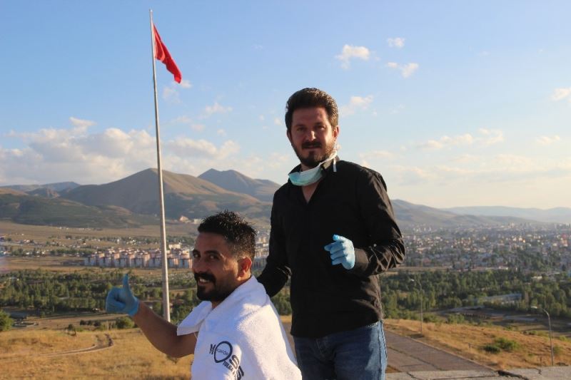 Virüs tehlikesi nedeniyle damat tıraşını tabyalarda oldu
