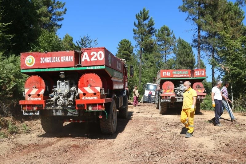 Kürekle alevlere toprak atıp alevlere müdahale etmeye çalıştılar
