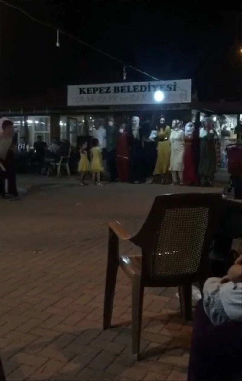 Sosyal mesafeyi halayla deldiler
