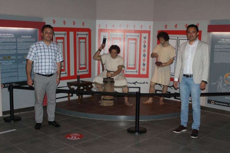 Ege’nin en büyük müzesinde ziyaret edenler kendi sikkelerini basıyorlar
