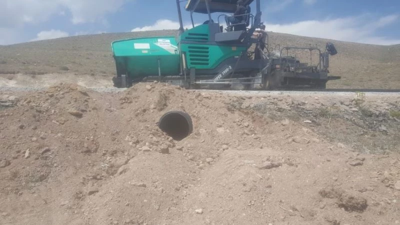 Çaldıran’da Zülfubulak grup mahalle yoluna menfezler yaptırıldı
