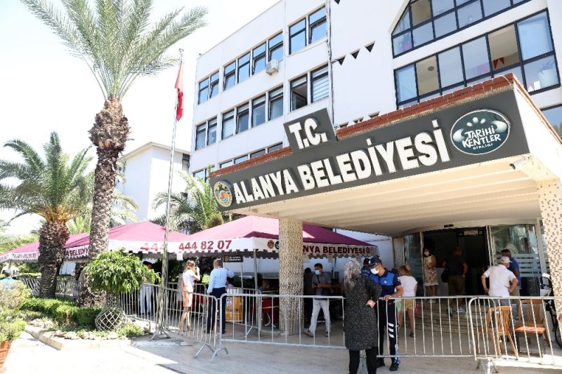 Alanya Belediye binası önünde hizmet çadırı kuruldu, sirkülasyon azaltıldı
