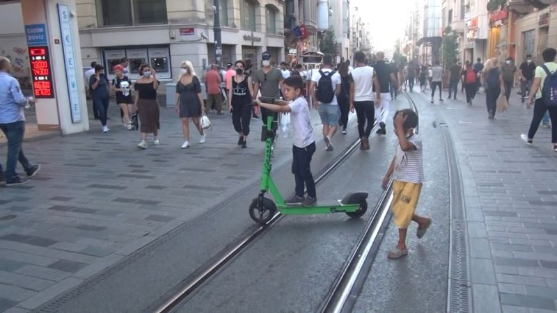 (Özel) Taksim’de iki çocuğun “Martı”ya bindiği anlar ilginç görüntüler oluşturdu
