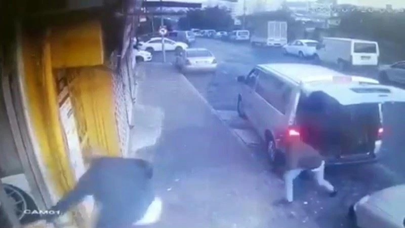 (Özel) Hırsızlar 1 dakikada lastik dükkanını boşalttı
