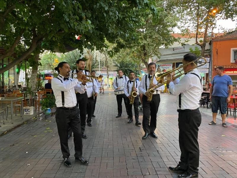 Davutlar ve Güzelçamlı’da kent orkestrası eşliğinde vals
