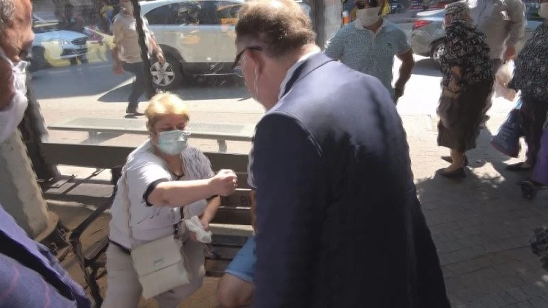 Denetime çıkan vali yumruğunu uzatan kadına 