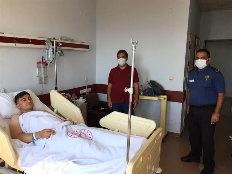 Bekçi hırsızları kovalarken çukura düşüp yaralandı
