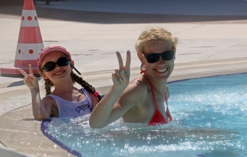 Turistlerdeki tatil özlemini gören turizmcilerin gözü aşıda
