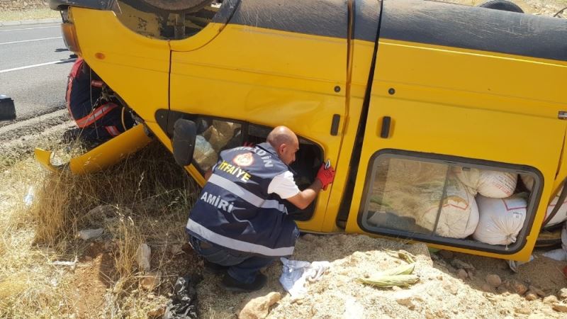 Mardin’de minibüs şarampole yuvarlandı: 2 yaralı
