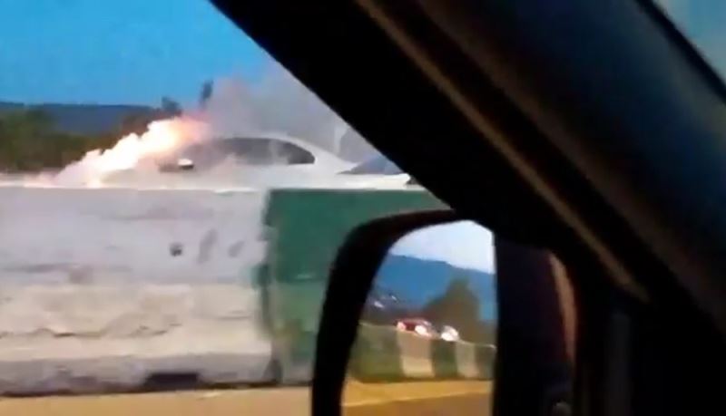 Bursa’da seyir halindeki otomobil alev alev yandı
