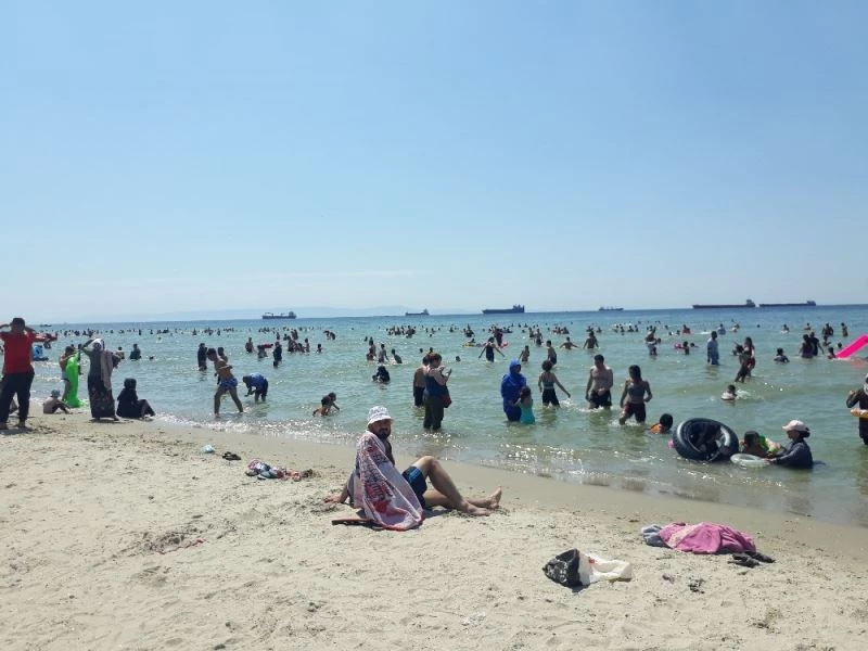 Menekşe plajında bayram yoğunluğu
