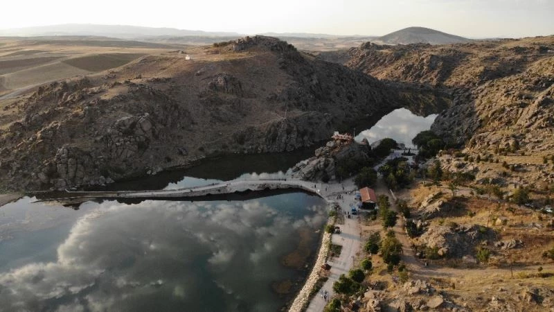 Bayram tatilinde ‘Tarihi Çeşnigir Köprüsü’ne ziyaretçi ilgisi
