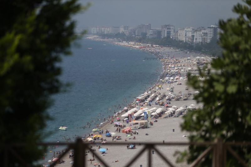 Antalya sahillerinde bayram tatili yoğunluğu devam ediyor