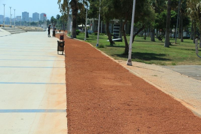 Mersin sahilindeki koşu yolu zemini iyileştiriliyor
