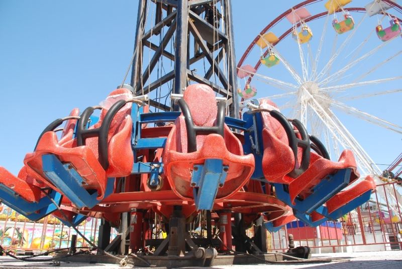 İzmir’de lunapark oyuncağının halatı koptu: 3 yaralı
