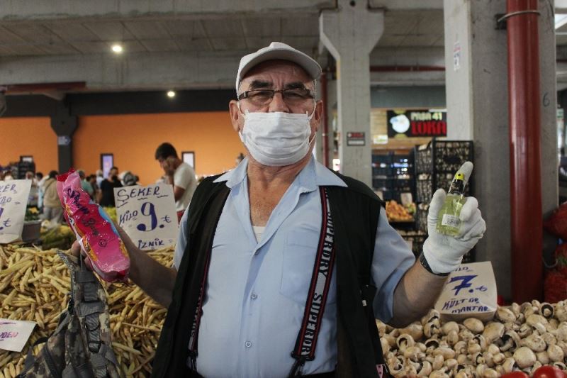 Pazara gitmeleri yasaklanan 65 yaş üstü vatandaşlar haberi pazarda aldı
